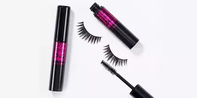 Volumizing mascara with a set of fake eyelashes