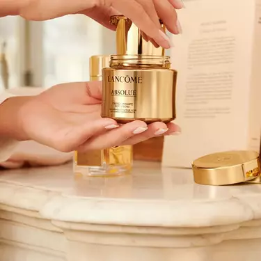 Woman showing how to replace the Absolue Soft Cream refill cartridge for sustainability.