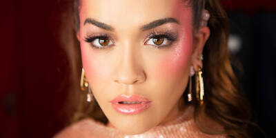 Rita Ora makeup look glossy lips and shimmering metallic glitter eyeshadow and cheekbone highlight.