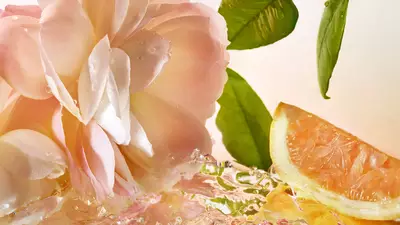 Green tea leaves wading in pink water to represent the perfume notes in Idole eau de toilette