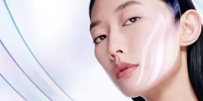 Model with graphic overlay on her face showing how does sunscreen work to protect skin