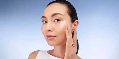 How to Use Beta Glucan with model applying beta glucan serum from Lancome