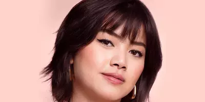 Model wearing a winged eyeliner look using Idole Easy Eyeliner