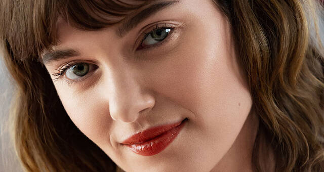 how to apply lip gloss on the go