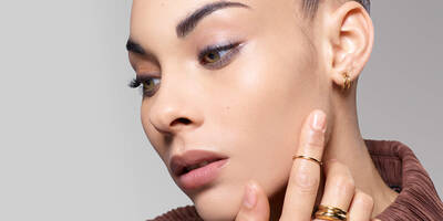 Woman with a natural makeup look wearing natural looking foundation