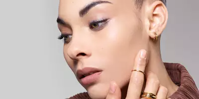 Woman with a natural makeup look wearing natural looking foundation