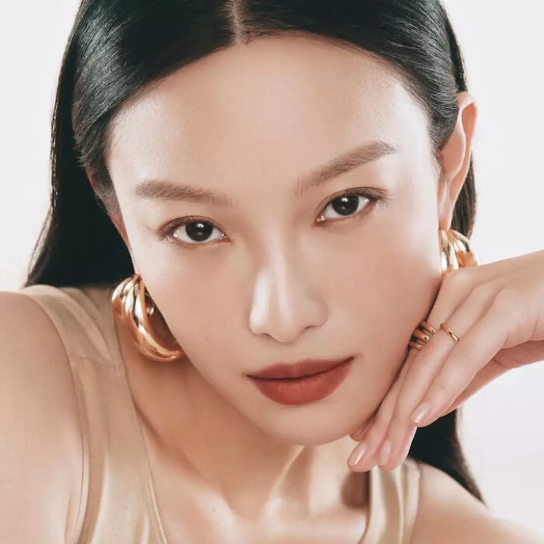 Close up model with Absolue Rouge on her lips
