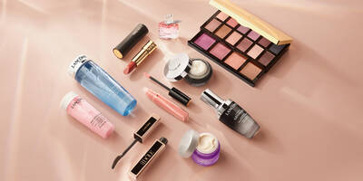 Contents of the Lancome Beauty Box Holiday Gift Set for Her with makeup perfume and skincare products