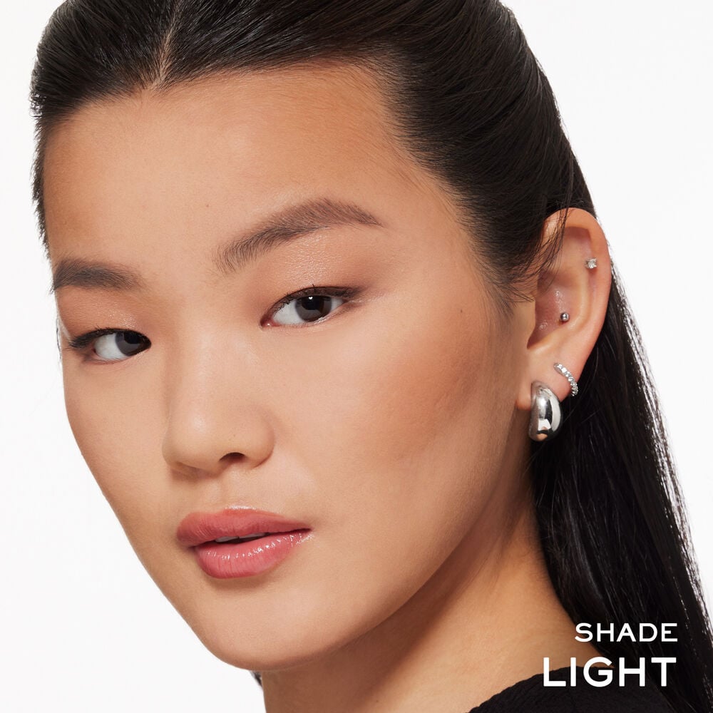 Model wearing Teint Idole Ultra Wear Skin Transforming Powder Bronzer in her perfect bronzer shade