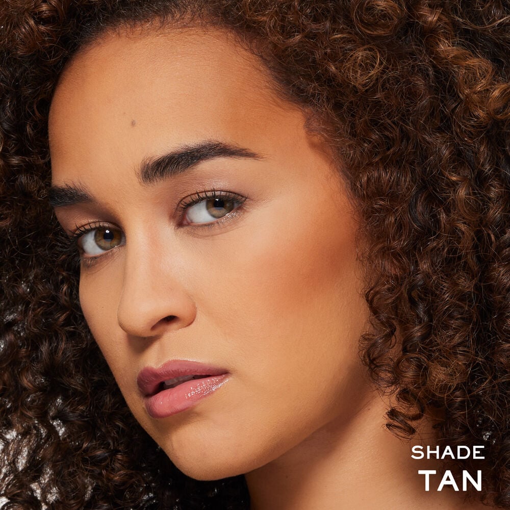Model wearing Teint Idole Ultra Wear Skin Transforming Powder Bronzer in her perfect bronzer shade