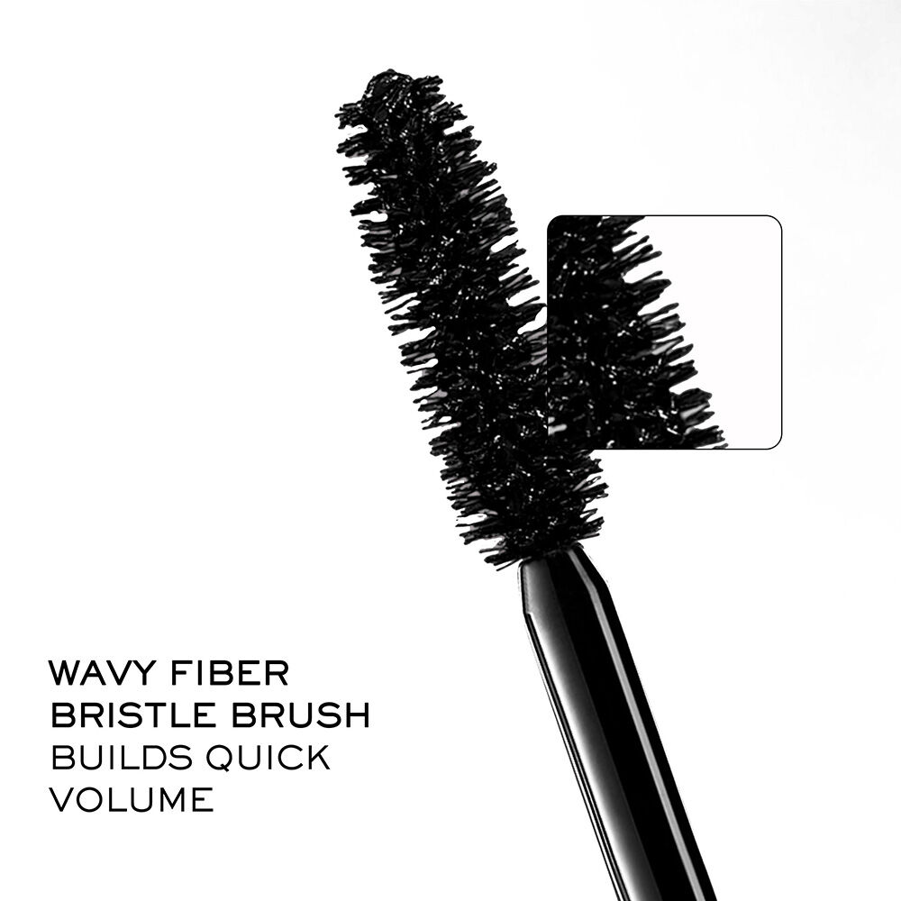 Wavy fiber bristle brush builds quick volume 