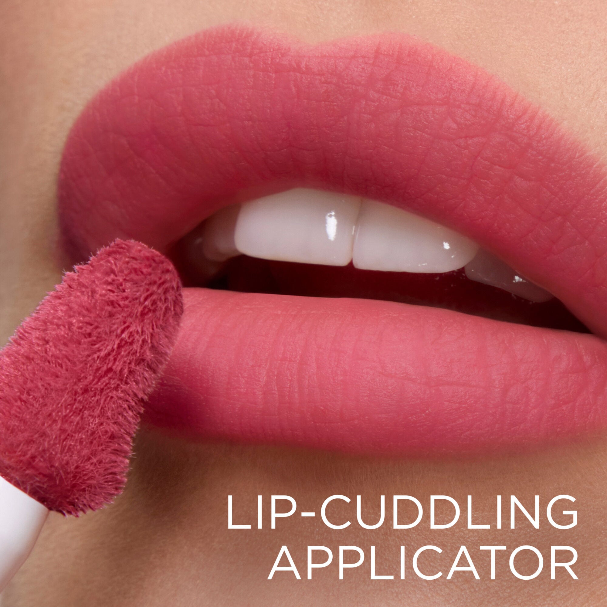 Lip Idole CuddleBlur™️ Lip Velvet features a “lip cuddling” applicator 