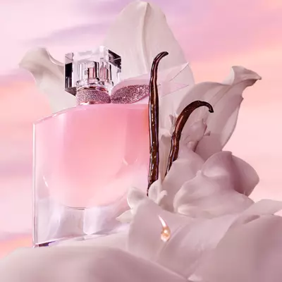 The Jar of La vie est belle Vanille Nude with vanilla behind