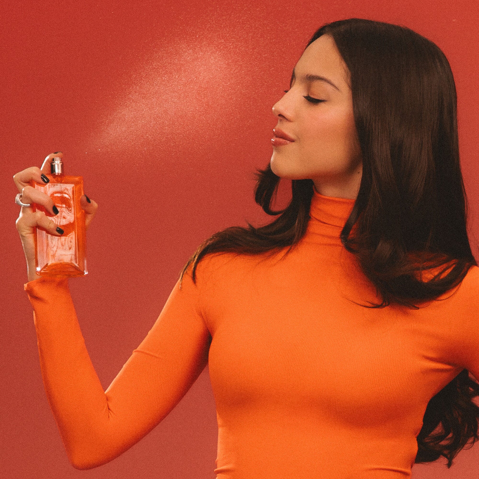 Olivia Rodrigo sprays Idole Peach N’ Roses eau de parfum 