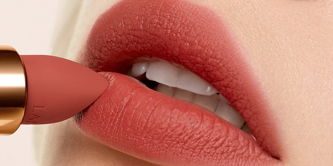 The blurred lips look on fair skin in Intimatte blushing nudes shade 218