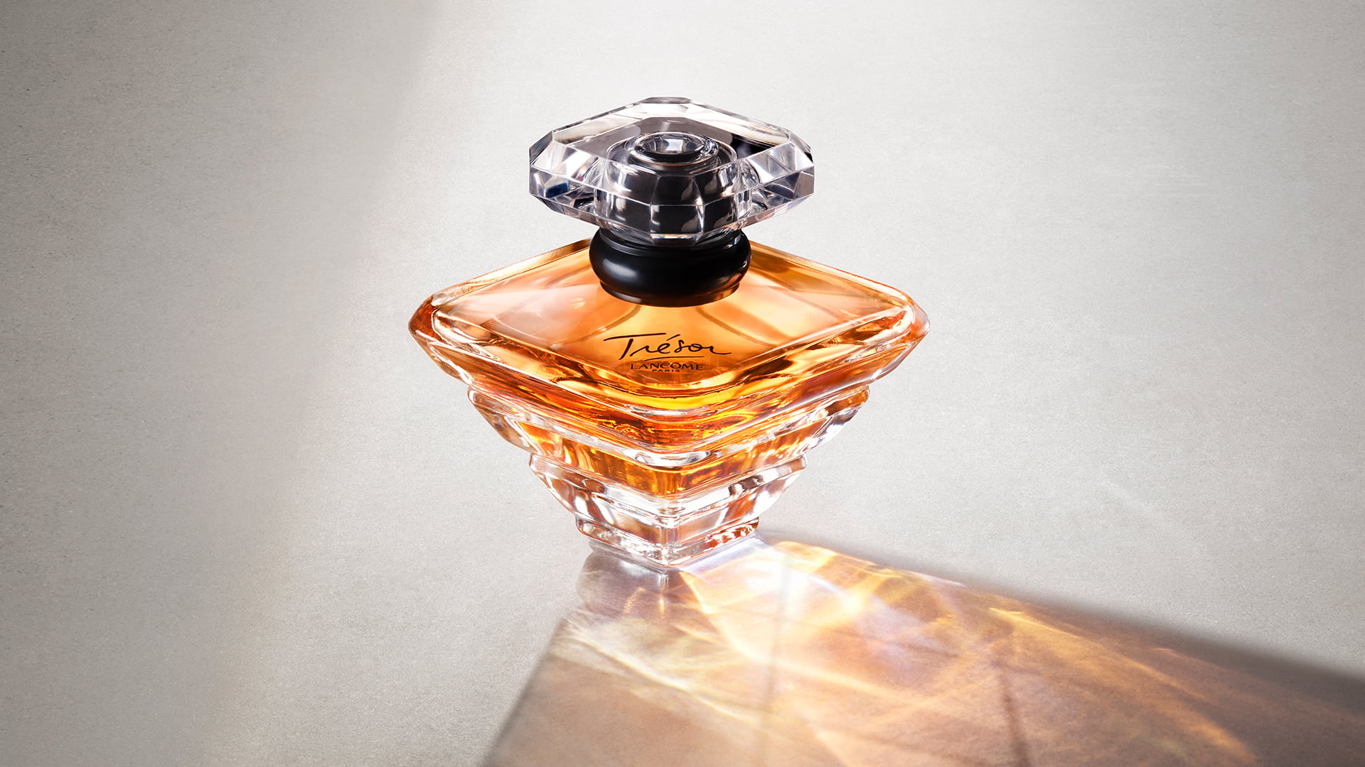 Trésor Eau de Parfum - Elegant Rose & Delicate Fruit - Lancôme